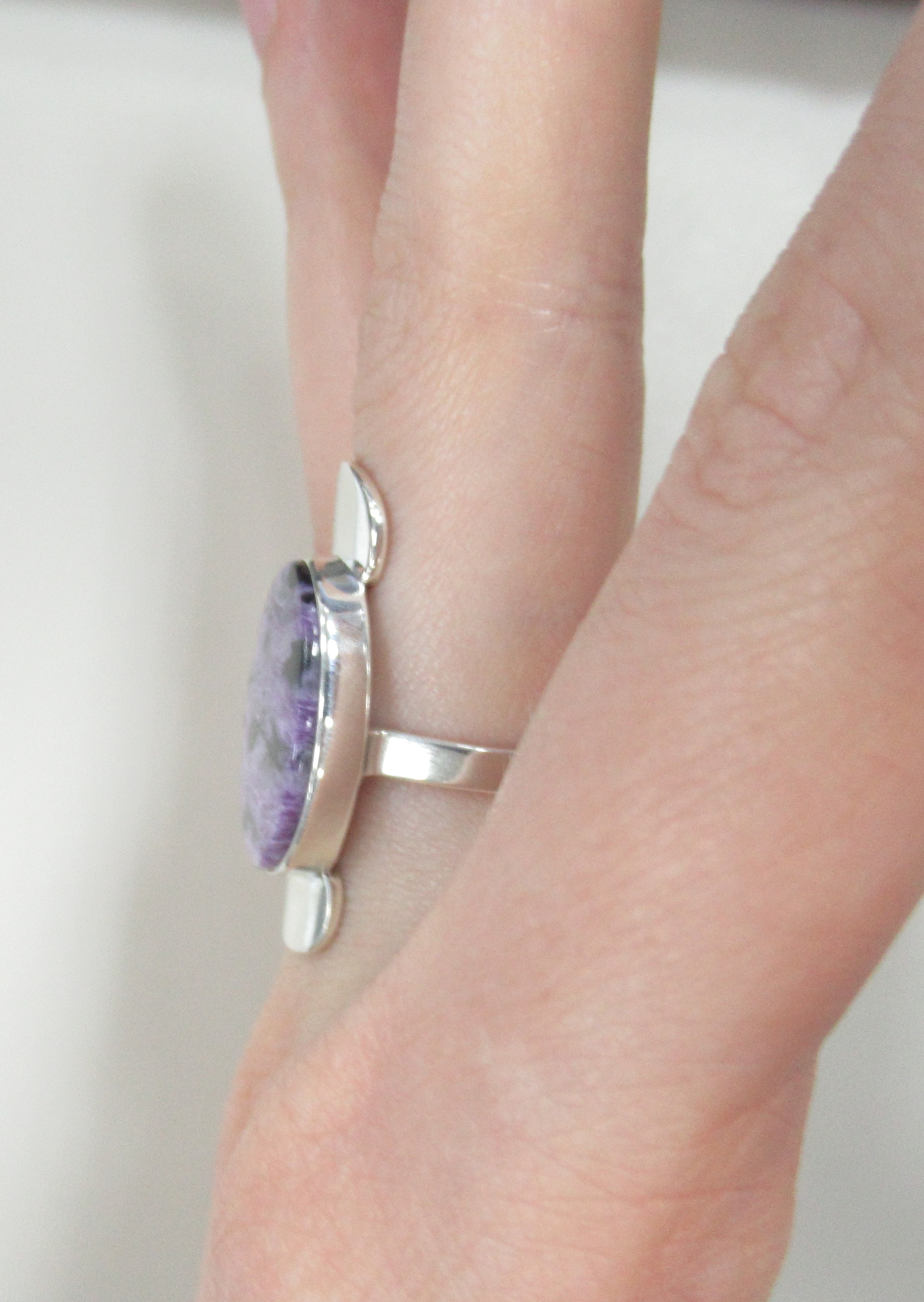 Серебряное кольцо с чароитом